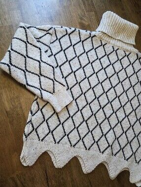 Unique Scallop Hem Turtleneck Diamond-Pattern Sweater in Cream and Black